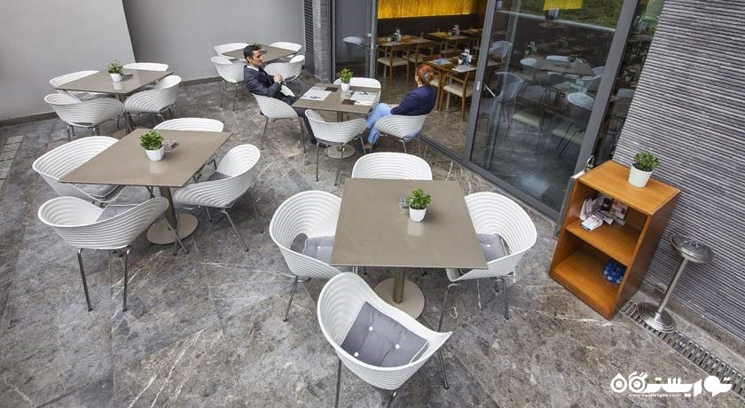 محوطه نشیمن در تراس رستوران